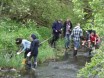 Biologieunterricht vor Ort: Ein rollendes Labor macht Station an der Rur