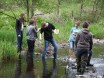 Biologieunterricht vor Ort: Ein rollendes Labor macht Station an der Rur