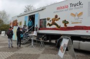Schülerinnen und Schüler informieren sich über Menschen auf der Flucht